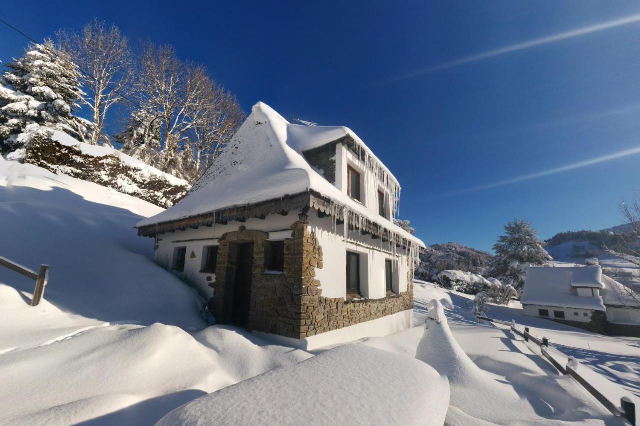 Chalet Avec Vue Panoramique Sur Le Plomb Du Cantal Villa Saint-Jacques-des-Blats Luaran gambar