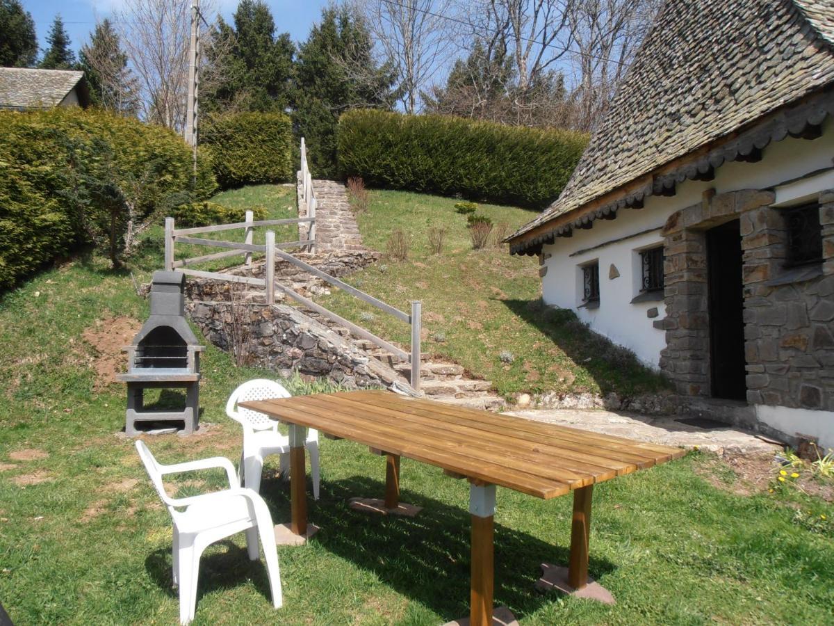 Chalet Avec Vue Panoramique Sur Le Plomb Du Cantal Villa Saint-Jacques-des-Blats Luaran gambar